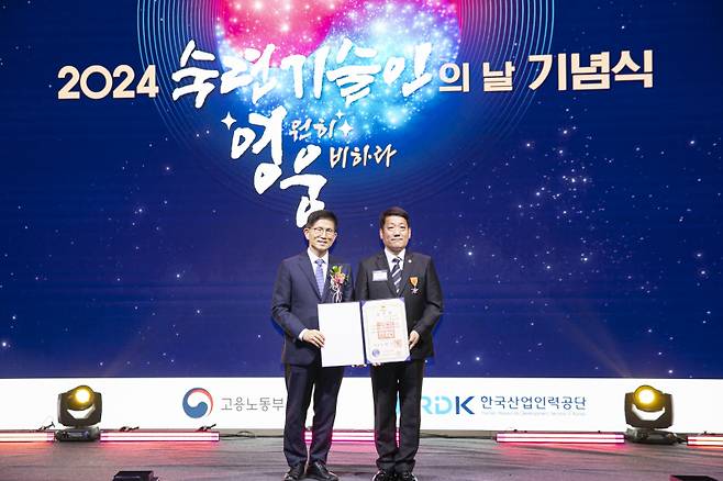 박상욱 항공기정비 명장이 2024 숙련기술인의 날 기념식에서 대한민국 근정포장을 수상한 뒤 기념촬영을 하고 있다.