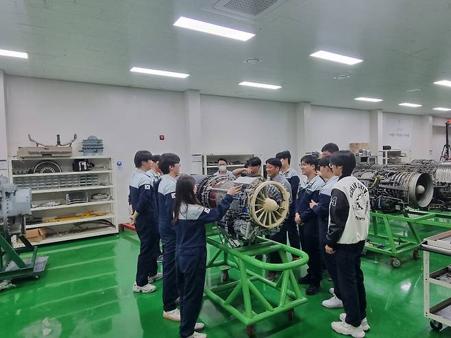 &nbsp;박명장이 세한대학교 항공정비실습실에서 학생들에게 항공기 엔진 구조와 정비 원리를 설명하고 있다.&nbsp;