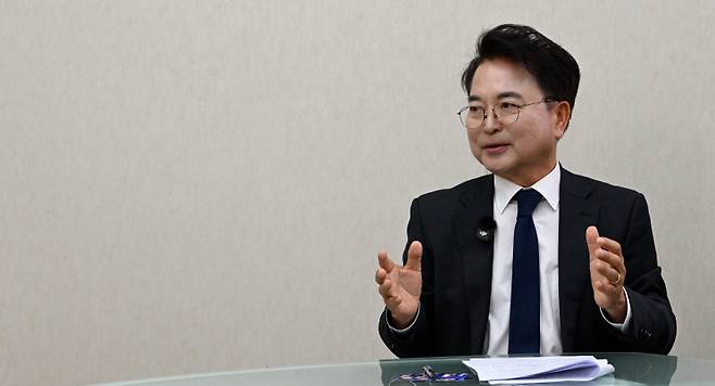 ▲ 육동한 더불어민주당 춘천시장 예비후보가 29일 강원도민일보 스튜디오에서 열린  ‘6·3 지방선거 직격인터뷰’에서 “교육이 바로 서야 인구가 줄지 않는다”라며 “재선에 성공한다면 ‘최고의 교육도시 시즌 2’를 추진하겠다”고 밝혔다.  김정호 기자