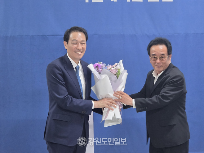 ▲ 강원도 중도·보수 인사 1000명의 우상호 더불어민주당 강원도지사 후보 지지선언식이 30일 우상호 후보 캠프에서 열렸다. 이정호 기자