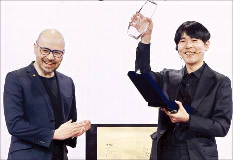 데미스 허사비스 구글딥마인드 최고경영자(CEO·왼쪽)와 이세돌 UNIST(울산과학기술원) 기계공학과 특임교수가 29일 서울 소공동 웨스틴조선호텔에서 10년 만에 재회했다. 허사비스 CEO가 건넨 감사패를 이 특임교수가 꺼내 들어 보이고 있다. /최혁 기자