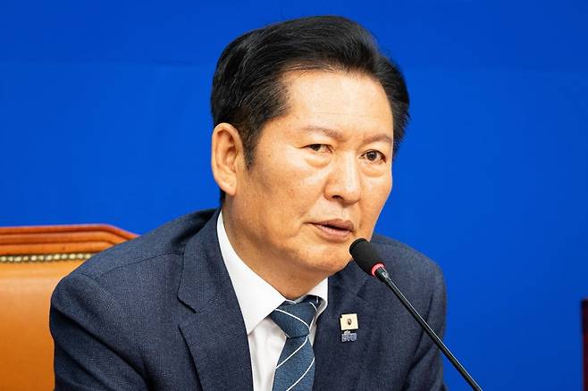 정청래 더불어민주당 대표가 30일 서울 여의도 국회에서 열린 '착!붙 공약 프로젝트' 16호·17호·18호·19호 공약 발표에 참석해 모두 발언을 하고 있다. 뉴스1