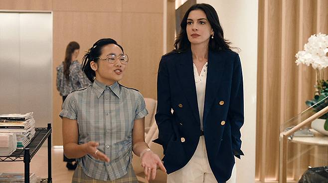 <악마는 프라다를 입는다2>의 중국계 캐릭터 진차오(헬렌 J 셴)의 모습. 20세기 스튜디오 유튜브 갈무리