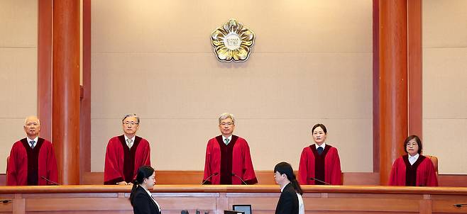 김상환 헌법재판소장과 헌법재판관들이 지난 29일 서울 종로구 헌법재판소 대심판정으로 들어서고 있다. 연합뉴스