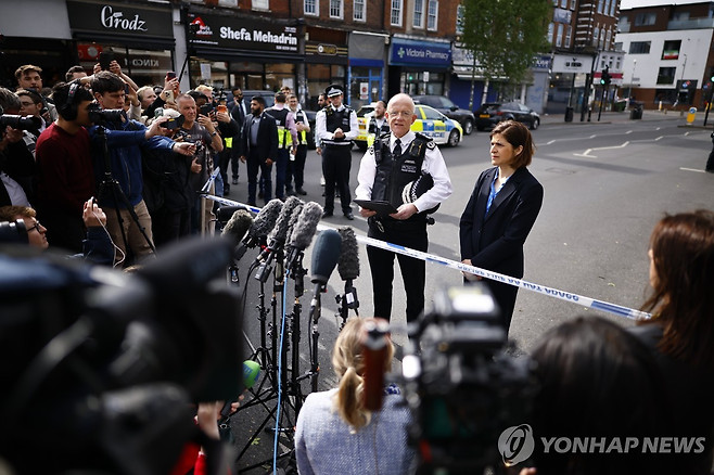 지난 29일 유대인들이 흉기로 공격 당하는 사건이 벌어진 영국 런던 골더스그린에서 런던 경찰청장이 발언하고 있다. EPA 연합뉴스