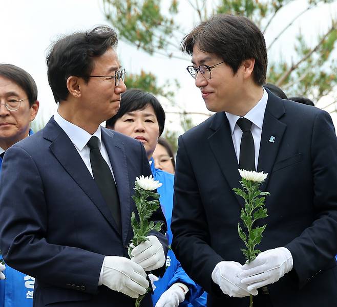 부산 민주공원서 전재수 만난 하정우 전재수 더불어민주당 부산시장 후보(왼쪽)와 부산 북갑 국회의원 보궐선거 후보인 하정우 전 청와대 AI미래기획수석이 30일 부산 중구 민주공원을 참배하기에 앞서 대화를 나누고 있다. 연합뉴스