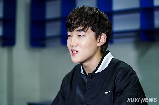 국가대표 선발전 1위로 밀라노 올림픽 출전권을 따낸 쇼트트랙 임종언 선수가 9일 경기 고양어울림누리 빙상장 락커룸에서 쿠키뉴스와 인터뷰하고 있다. 쿠키뉴스 자료사진