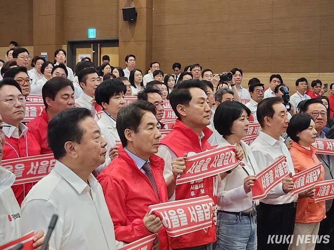 오세훈 국민의힘 서울시장 후보와 배현진 서울시당위원장을 비롯한 참석자들이 30일 여의도 국회에서 열린 ‘국민의힘 서울시당 필승 결의 공천자대회’에 참석해 구호를 외치고 있다. 전재훈 기자