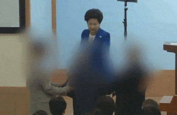 은혜로교회 교주 신옥주씨가 국내에서 중형을 확정받았음에도 남태평양 섬나라 피지에서 인권 침해 논란이 끊이지 않고 있다. 사진은 신씨가 신도들을 폭행하는 모습. 국민일보DB