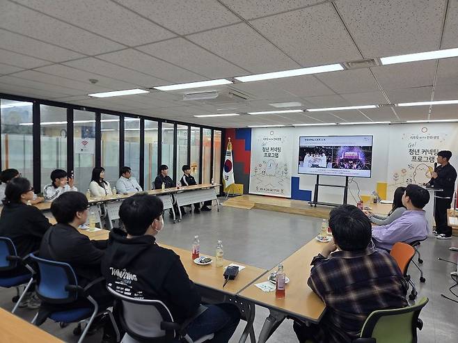 '청년재단 커넥팅 프로그램 리트릿 with 한화생명 – e스포츠 인사이드 데이' 행사에 참여하여 한화생명e스포츠 게임단 및 선수소개를 듣고 있는 청년들. 청년재단 제공