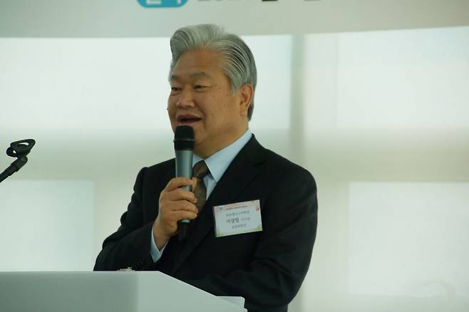 이상일 고려학원 이사장이 30일 고신대 영빈관에서 열린 ‘개교 80주년 발대식’에서 격려사를 하고 있다. 이 이사장은 “하나님과 함께하면 어떤 장애물도 디딤돌이 될 것이다. 떨기나무 불꽃처럼 사라지지 않는 고신대학교의 역사가 계속될 것”이라고 강조했다.