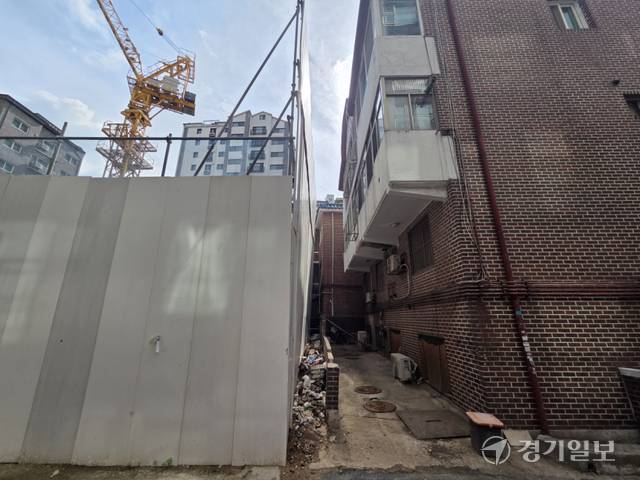 안양시 만안구 안양동의 한 오피스텔 신축 공사장과 마주한 주택가. 윤준호기자