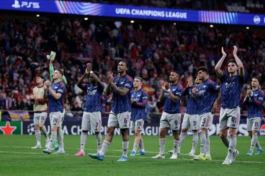 무승부 거둔 뒤 원정 온 팬들에게 인사하는 아스널. / 사진=연합뉴스