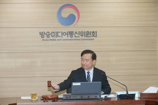 ▲김종철 방미통위원장이 29일 정부과천청사에서 의사봉을 두드리고 있다. ⓒ방미통위