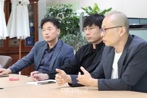 ▲ 2024년 10월 서울 목동 방송회관 18층 언론노조 방심위지부 사무실에서 미디어오늘과 인터뷰하고 있는 공익제보자들. 왼쪽부터 김준희, 지경규, 탁동삼. 사진=금준경 기자