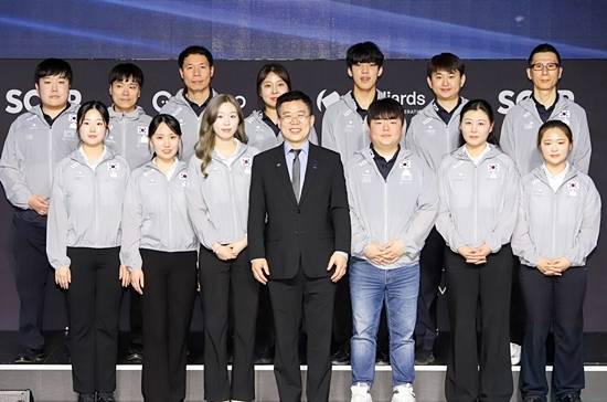 치열한 경쟁을 뚫고 당구 국가대표로 선발된 선수들이 대한당구연맹 서수길 회장과 포즈를 취하고 있다. (뒷줄 왼쪽에서 시계 방향으로) 이대규 고태영 허정한 최다영 송윤도 황용 백민후 김하은 임윤미 조명우 서수길 회장 서서아 이하린 허채원. (사진=대한당구연맹)