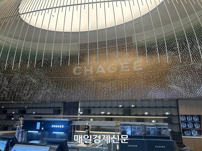 차지 강남플래그십 스토어. 벽면에 별자리 패턴을 적용했다. [변덕호 기자]