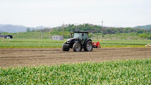 대동이 AI 트랙터를 시연하는 모습.