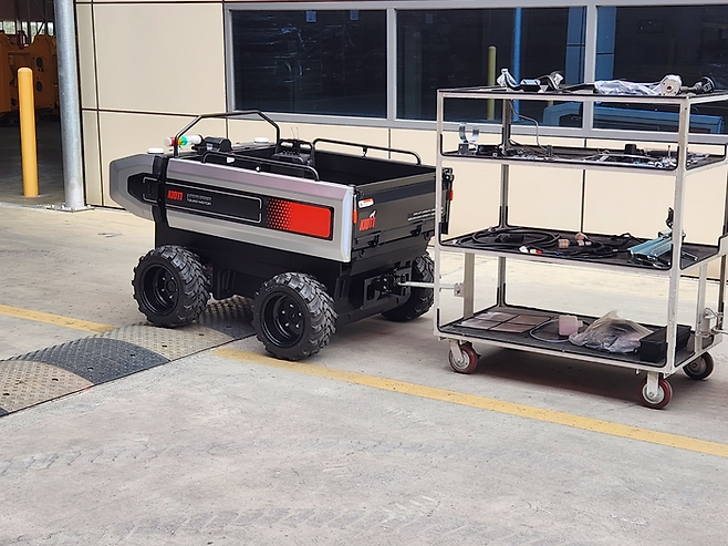 자율주행 운반 로봇이 짐을 실어 나르고 있다.  대구 이호준 기자