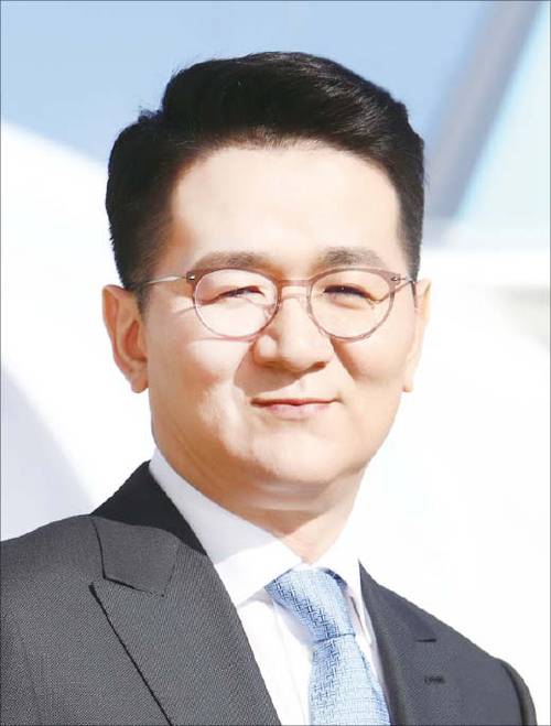 1975년생/ 미국 남가주대 경영대학원/ 2003년 한진정보통신 영업기획담당 차장/ 2013년 대한항공 화물사업본부장/ 2014년 한진칼 대표이사/ 2016년 대한항공 대표이사 총괄부사장, 한진정보통신 대표이사, 진에어 대표이사/ 2017년 대한항공 사장/ 2019년 4월 한진칼 대표이사 회장(현)/ 2019년 4월 대한항공 대표이사 회장(현)
