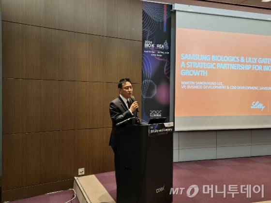 이상명 삼성바이오로직스 CDO개발담당(상무)이 30일 서울 삼성동에서 열린 '바이오 코리아 2026' 행사에 마련된 '삼성바이오로직스&릴리게이트웨이랩스: 바이오텍 육성을 위한 전략적 파트너십' 주제 발표에서 C랩 아웃사이드 운영 로드맵을 발표하고 있다. /사진=정기종 기자