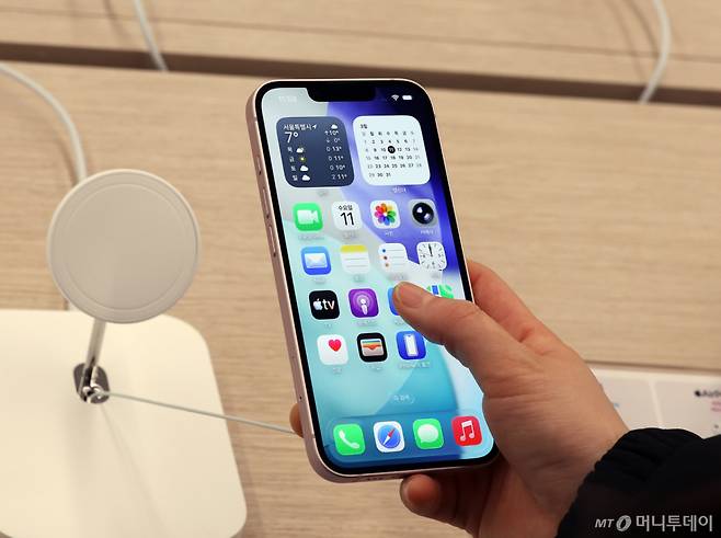 지난 3월 11일 서울 서초구 프리스비 신세계 강남점을 찾은 방문객이 이날 공식 출시된 애플의 보급형 모델 '아이폰 17e'를 둘러보고 있다/사진=뉴스1 /사진=(서울=뉴스1) 김진환 기자