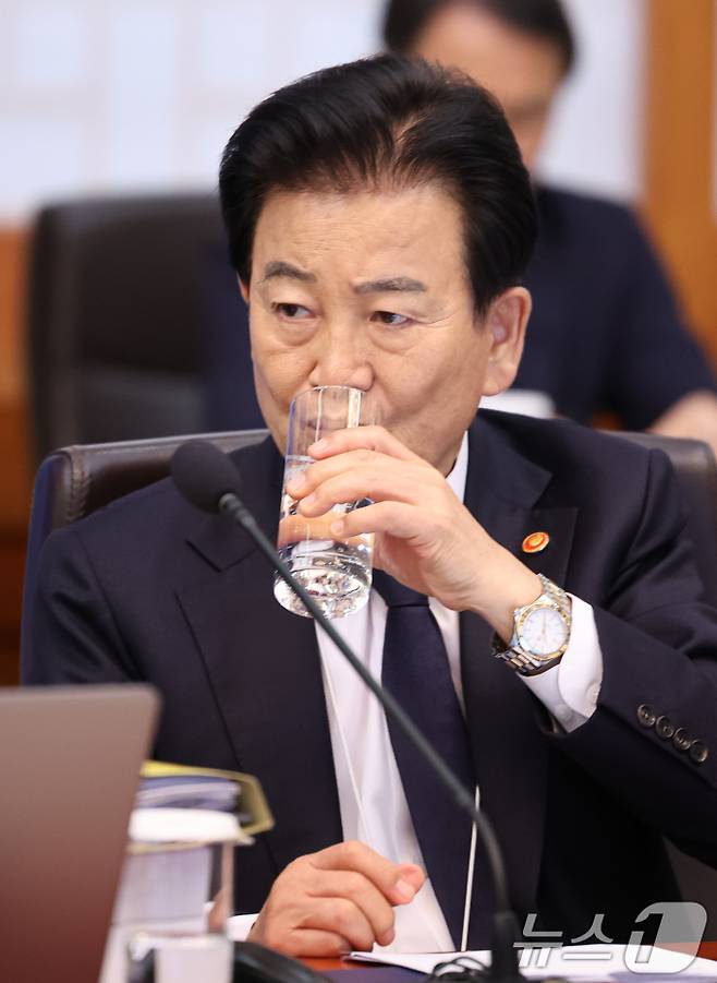 정동영 통일부 장관이 4월 28일 청와대에서 열린 국무회의에서 목을축이고 있다. 북한 호칭을 조선으로 바꾸자는 정 장관의 주장이 논란을 부르고 있다. 사회적 합의와 숙의가 필요한 사안이다. /사진=뉴스1
