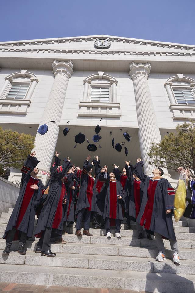 지난 2월 28일 ‘LS MBA 2기’를 수료한 LS 임직원들이 경희대 국제캠퍼스에서 학사모를 던지며 기념 촬영을 하고 있다. LS그룹은 MBA는 물론, 지역전문가 과정을 운영해 세계 유수 대학 학위 취득을 위한 파견도 지원한다.  LS그룹 제공