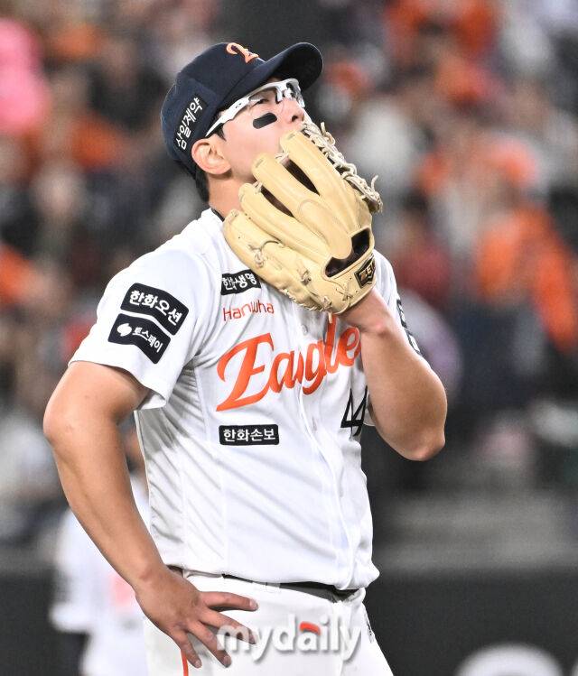 14일 오후 대전 한화생명볼파크에서 진행된 '2026 프로야구 KBO리그' 한화이글스와 삼성 라이온즈의 경기. 한화 김서현이 9회초 2사 만루서 이혜승에게 밀어내기 볼넷을 허용한 뒤 아쉬워 하고 있다./마이데일리