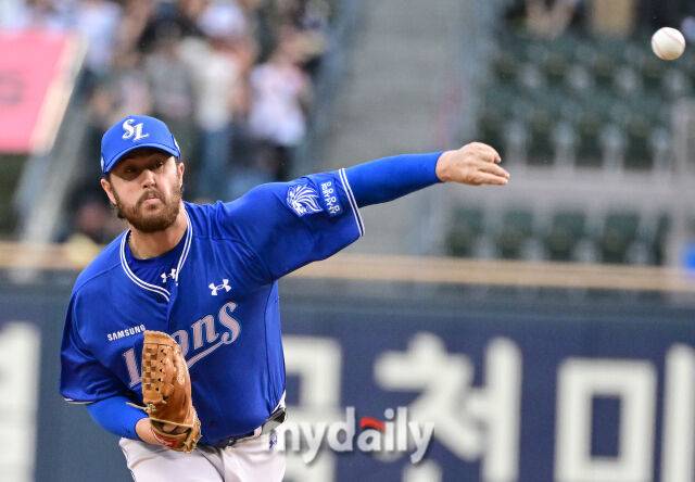 삼성 오러클린이 29일 두산전에서 역투하고 있다./잠실야구장=유진형 기자