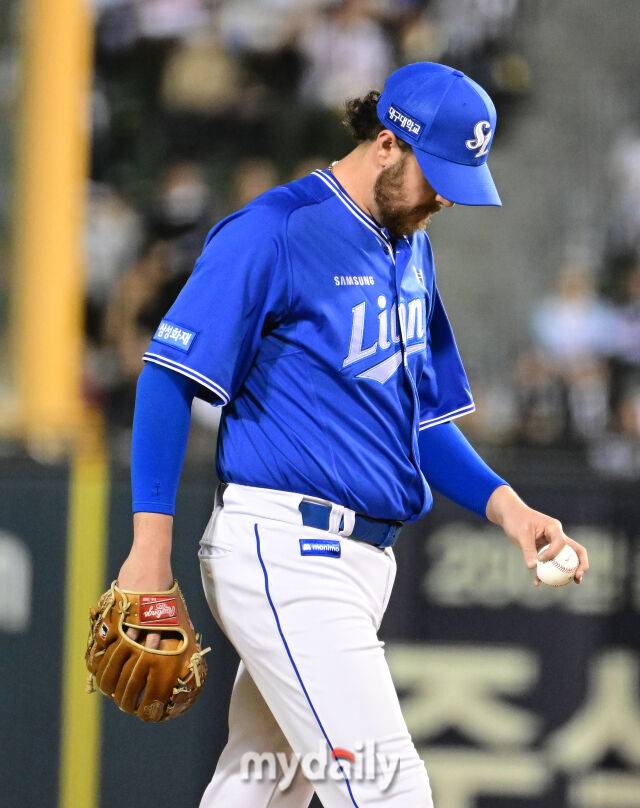 삼성 오러클린이 29일 두산전에서 5회까지 3실점을 기록한 뒤 아쉬워하고 있다./잠실야구장=유진형 기자