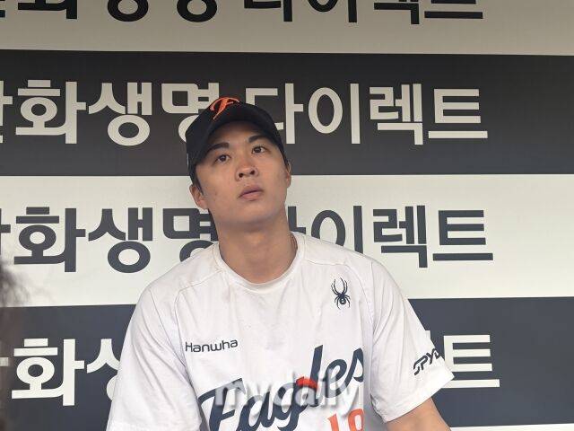 한화 이글스 왕옌청은 류현진과 어떤 이야기를 나눴을까./대전 = 이정원 기자