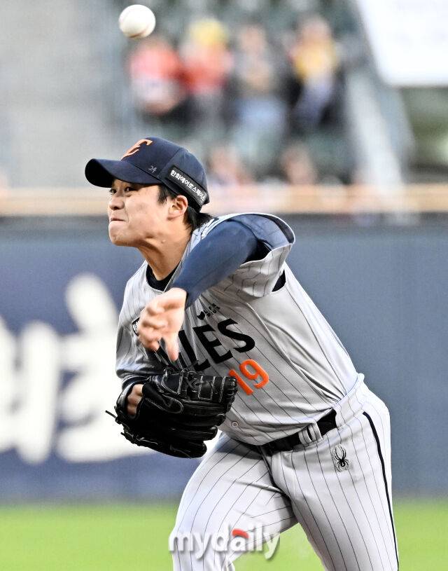 22일 오후 서울 잠실야구장에서 진행된 '2026 프로야구 KBO리그' LG트윈스와 한화이글스의 경기. 한화 선발투수 왕옌청이 역투하고 있다./마이데일리