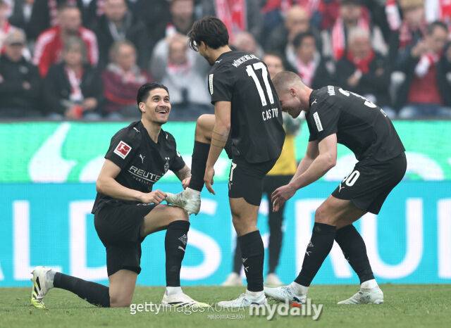 묀헨글라드바흐의 카스트로프(가운데)가 2026년 3월 열린 쾰른과의 2025-26시즌 분데스리가 경기에서 골을 터뜨린 후 팀 동료들과 세리머니를 하고 있다./게티이미지코리아