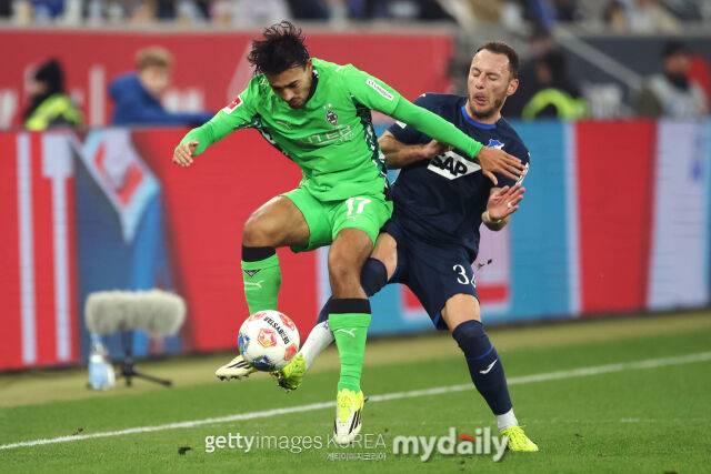 카스트로프가 2026년 1월 열린 호펜하임과의 2025-26시즌 분데스리가 경기에서 상대팀의 쿠팔과 볼을 다투고 있다./게티이미지코리아