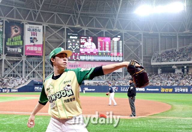 2026년 4월 12일 오후 서울 고척스카이돔에서 열린 '2026 신한 SOL KBO리그' 롯데 자이언츠와 키움 히어로즈의 경기. 키움 배동현이 투구를 준비하고 있다./마이데일리