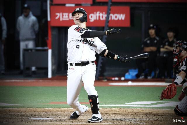 장성우가 4월 29일 수원 LG 트윈스전 끝내기 안타를 치고 있다./KT 위즈 제공