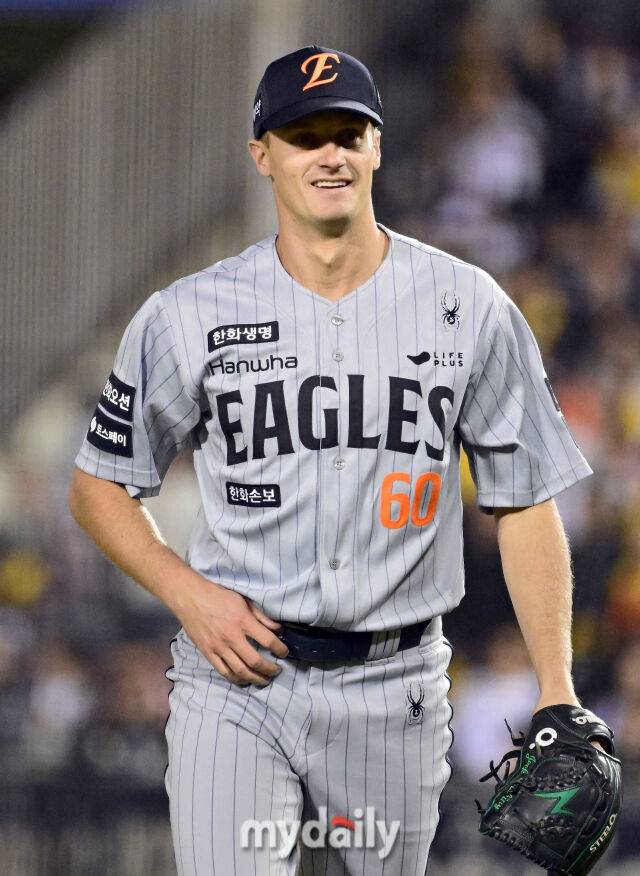 2026년 4월 21일 오후 서울 잠실구장에서 열린 '2026 신한 SOL KBO리그' 한화 이글스와 LG 트윈스의 경기. 한화 쿠싱이 8회말 투구를 마친 뒤 미소 짓고 있다./마이데일리