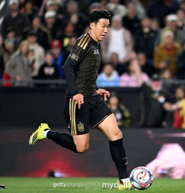 Son Heung-min del LAFC regatea durante el partido inaugural de la temporada 2026 de la MLS contra el Inter Miami./Getty Images Korea