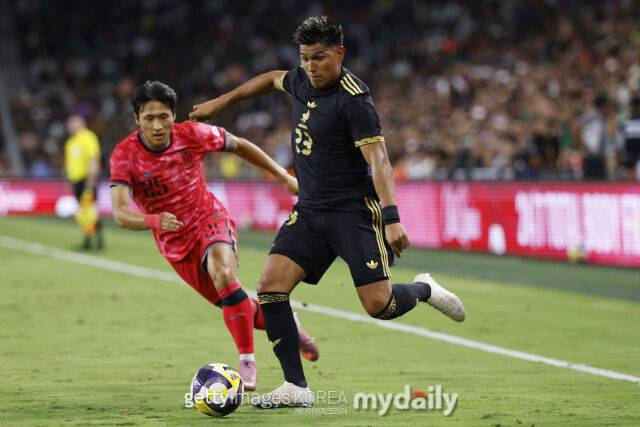 Gallardo (derecha) de la selección mexicana intenta un pase durante el partido A contra Corea celebrado en Nashville, EE. UU., en septiembre de 2025./Getty Images Korea