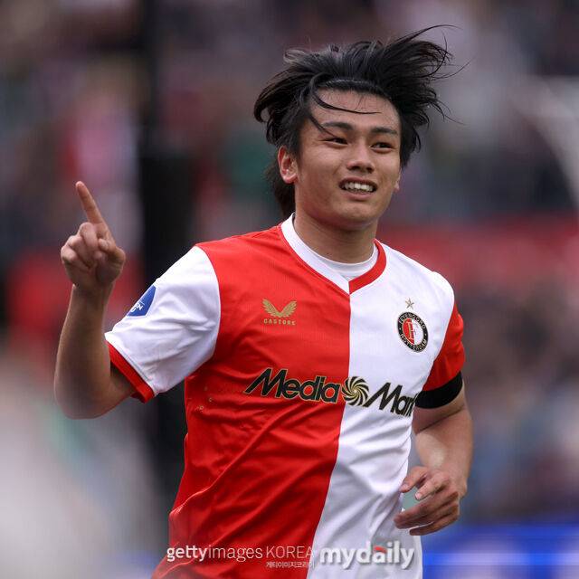 페예노르트 공격수 아야세가 2025년 8월 열린 볼프스부르크와의 프리시즌 경기에서 득점 후 세리머니를 펼치고 있다./게티이미지코리아