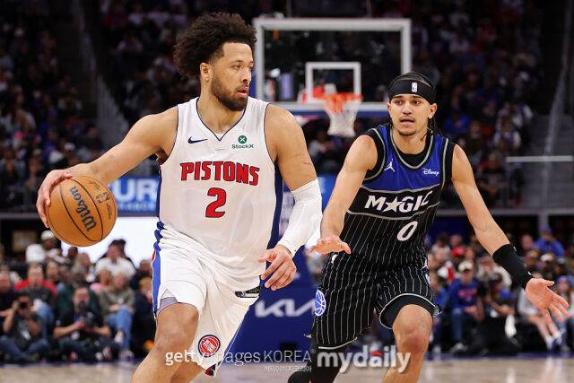 커닝햄(왼쪽)이 30일 올랜도와 경기에서 드리블 하고 있다. /게티이미지코리아