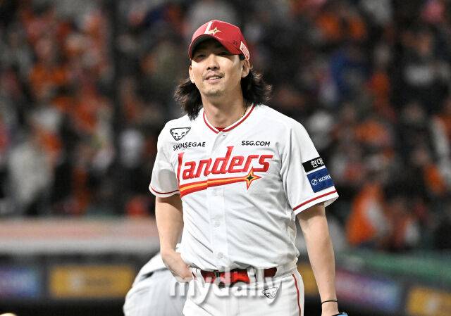 7일 오후 인천 SSG랜더스필드에서 진행된 '2026 프로야구 KBO리그' SSG랜더스와 한화 이글스의 경기. SSG 문승원이 5회초를 무실점으로 막은 뒤 미소를 짓고 있다./마이데일리