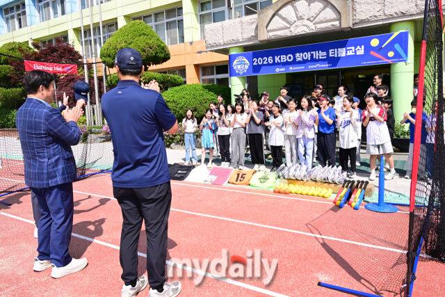 허구연 KBO총재, 류지현 감독, 김민규 강사가 29일 오전 서울성북초등학교에서 진행된 '2026 KBO 찾아가는 티볼교실 개막학교' 행사에 참석해 학생들에게 인사말을 하고 있다./성북초=곽경훈 기자