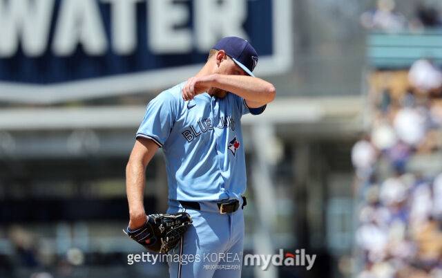 토론토 블루제이스 에릭 라우어가 캐나다 온타리오주 토론토 로저스센터에서 열린 홈 경기서 투구하고 있다./게티이미지코리아
