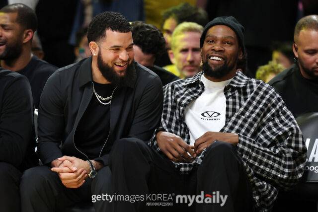 듀런트(오른쪽)와 프레드 밴블릿이 30일 레이커스와 경기를 벤치에서 지켜보고 있다. /게티이미지코리아