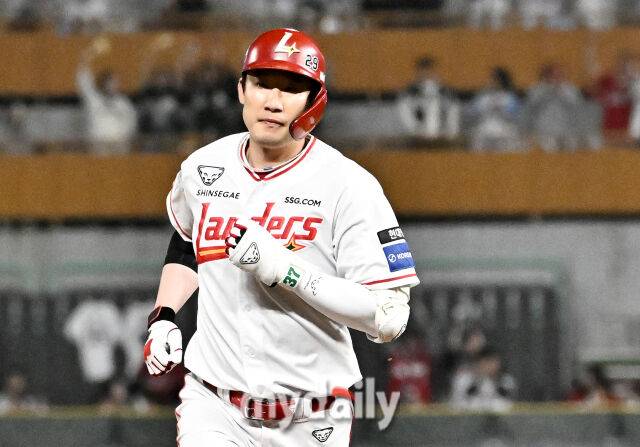 15일 오후 인천 SSG랜더스필드에서 진행된 '2026 프로야구 KBO리그' SSG랜더스와 두산베어스의 경기. SSG 오태곤이 6회말 선두타자로 나서 솔로홈런을 터뜨린 뒤 베이스를 돌고 있다./마이데일리