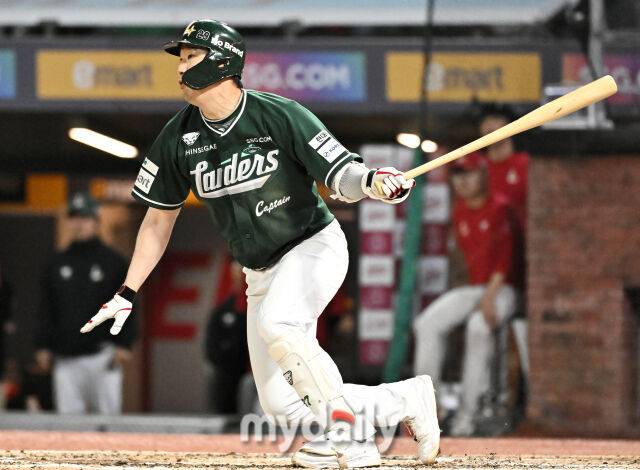 24일 오후 인천 SSG랜더스필드에서 진행된 '2026 프로야구 KBO리그' SSG랜더스와 KT위즈의 경기. SSG 오태곤이 6회말 2사 1,2루서 1타점 적시타를 치고 있다./마이데일리