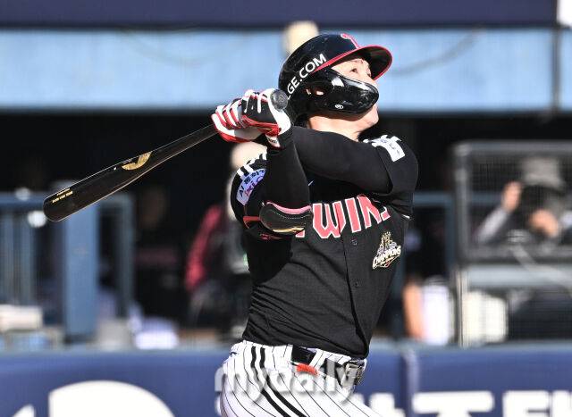 LG 오지환이 25일 오후 서울 잠실야구장에서 진행된 '2026 프로야구 KBO리그' 두산베어스와 LG트윈스의 경기 9회초 1사 만루서 1타점 희생타를 치고 있다./마이데일리