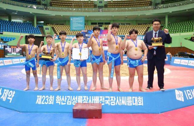 30일 경상남도 창원특례시 마산실내체육관에서 열린 ‘제23회 학산김성률장사배전국장사씨름대회' 초등학교부 단체전 우승을 차지한 순천팔마초등학교(전라남도)가 황대영 감독(오른쪽 첫 번째)과 함께 기념사진을 찍고 있다. /대한씨름협회 제공